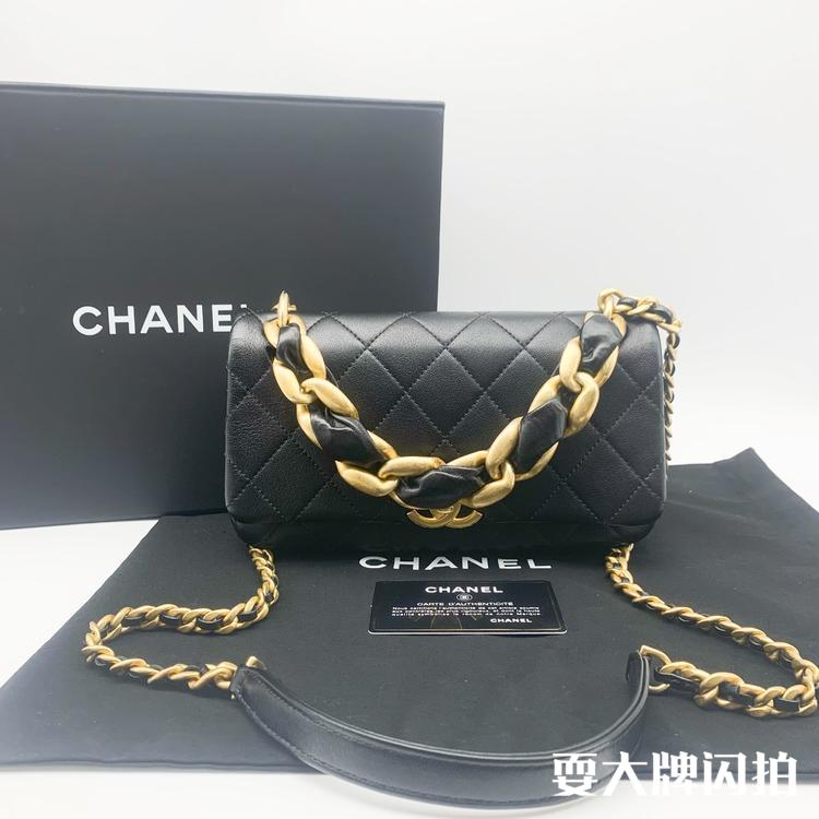 Chanel香奈儿 新款黑金大都会CF链条包 Chanel 香奈儿新款黑金大都会CF链条包，极具精致的设计传承了标志性的经典，复古与时尚结合的设计，手提都很显优雅，镭射30开，我们现货好价带走啦，尺寸：22*13cm
